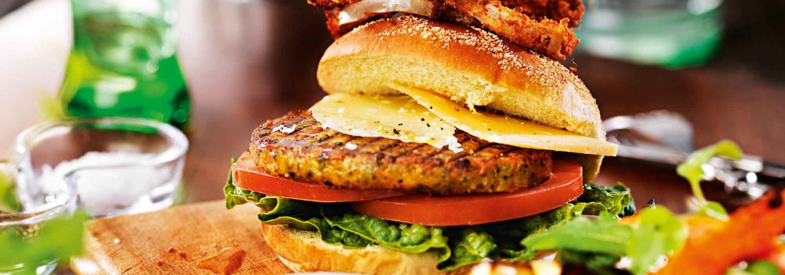 Falafel-Burger mit geröstetem Wurzelgemüse und Estragon-Dip