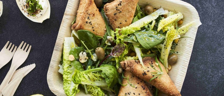 DALOON Samosas mit Salat, Kichererbsen und Oliven