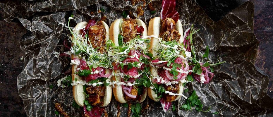 Quorn Bratwurst als Hot Dog mit Honigsenf und eingelegten roten Zwiebeln