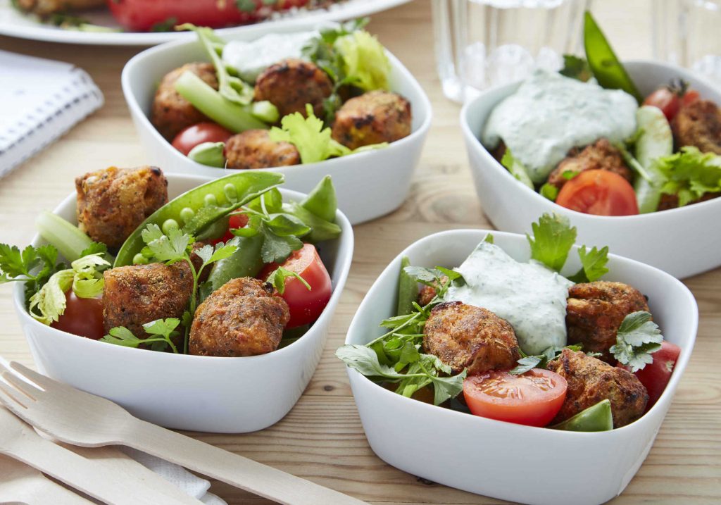 Sweet Potato Falafel mit Salat und grünem Joghurt - BestCon Food