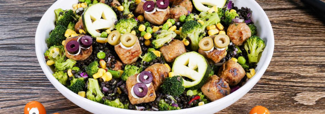 Rezeptidee zu Halloween - Vegetarischer Monster-Salat mit FINDUS Vegetarische Medaillons Köttbullar-Art