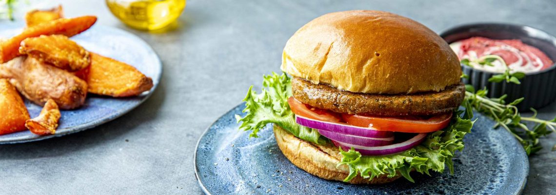 Rezeptidee veganer Falafel-Burger mit Suesskartoffelpommes und Rote-Bete-Hummus