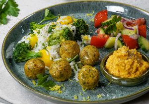 Rezeptidee vegane Falafel-Kichererbsen-Bällchen mit Karotten-Hummus und Broccoli-Reis