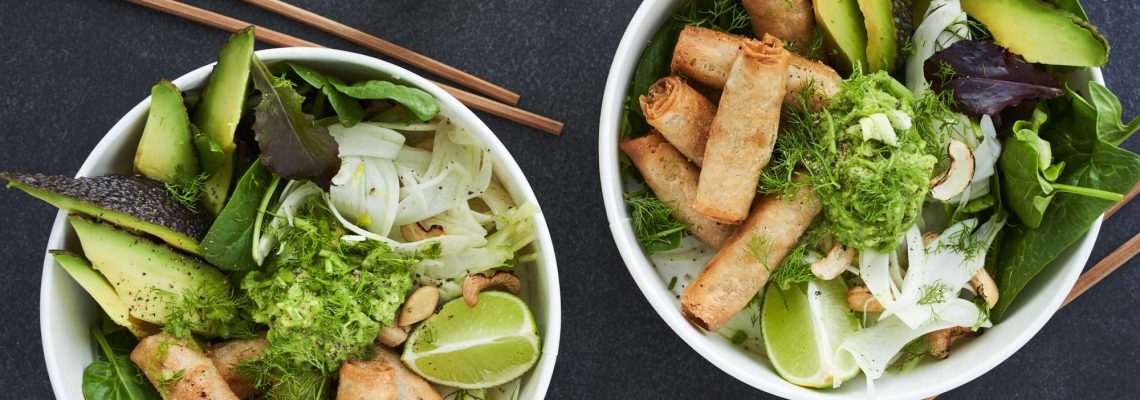 Rezeptidee Green Bowl mit veganen DALOON Schoo Van Mini Frühlingsrollen, Fenchelsalat und Avocado