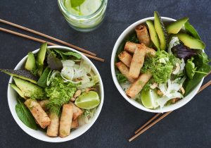 Rezeptidee Green Bowl mit veganen DALOON Schoo Van Mini Frühlingsrollen, Fenchelsalat und Avocado