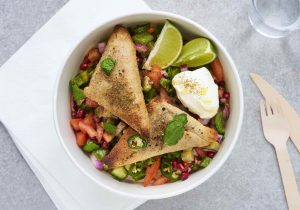 Rezeptidee Vegane DALOON Samosa mit indischem Salat und würzgem veganen Joghurt