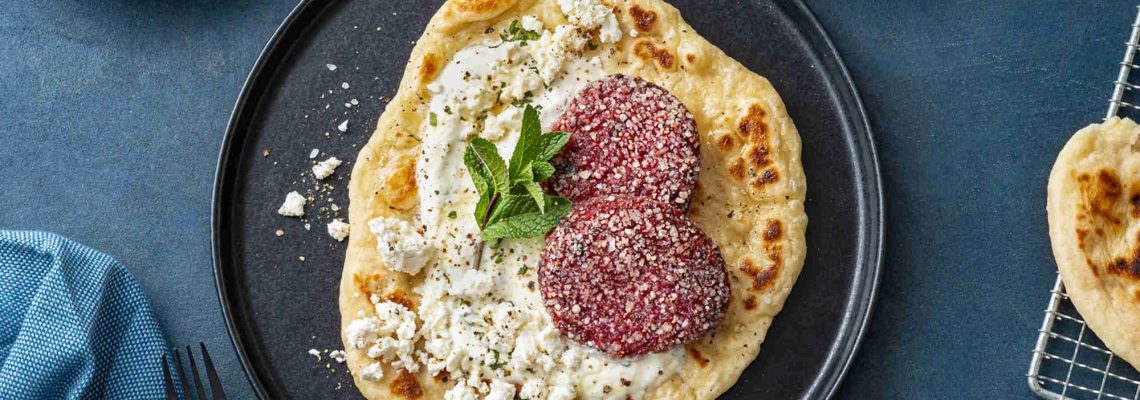 Rezeptidee Rote Bete Medaillons auf Naan Brot mit Minz-Joghurt und Feta-Käse