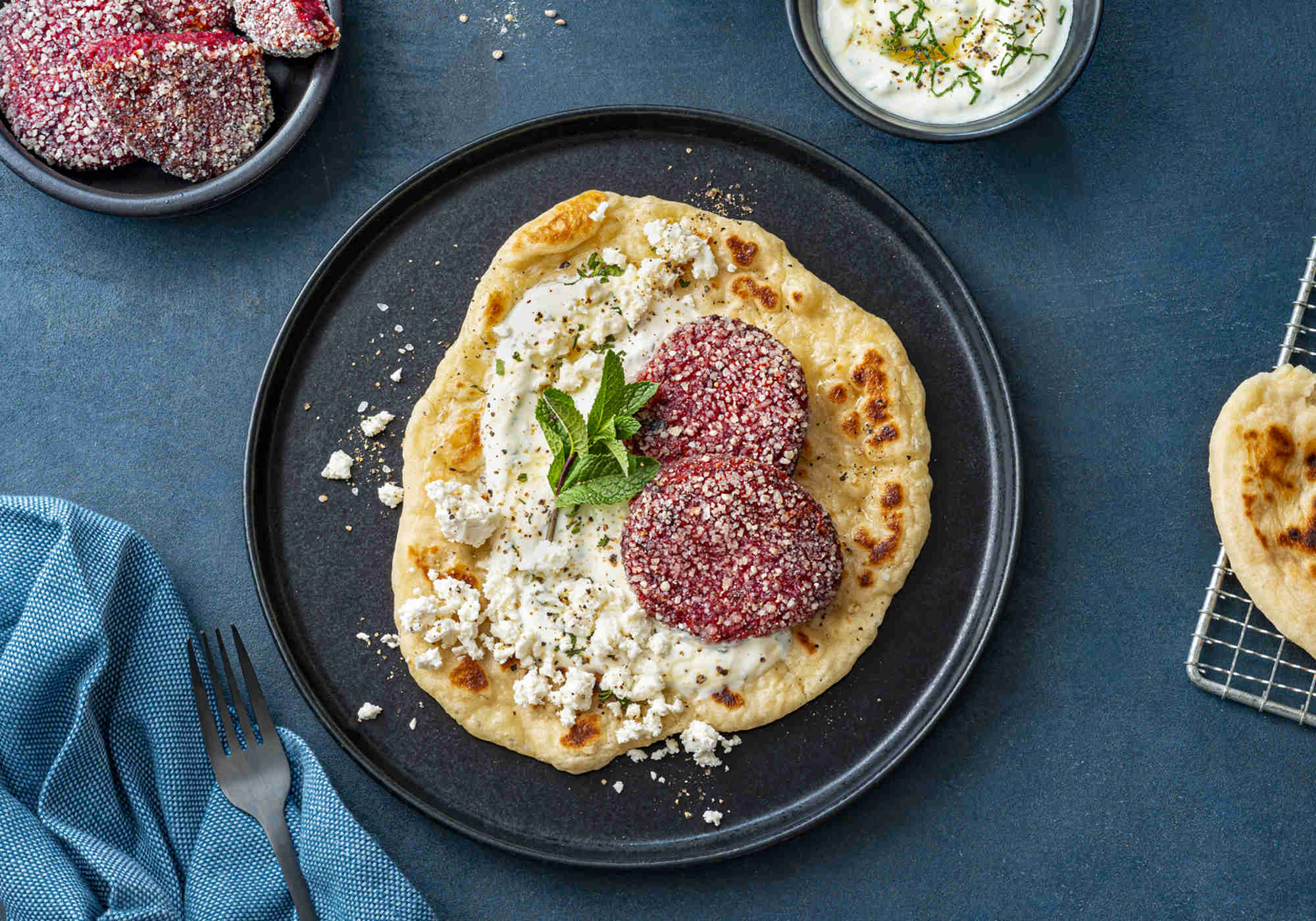Rote-Bete-Medaillon auf Naan Brot mit Minz-Joghurt und Feta-Käse ...