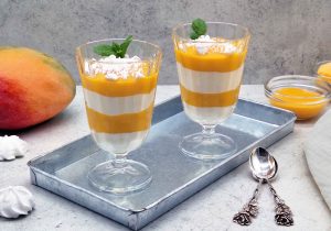 Mango-Dessert mit Quark und Baiser mit püretto Mangopüree