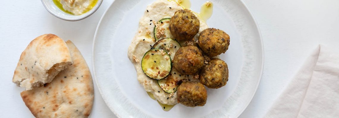 Rezeptidee Mejadra-Bällchen mit Zucchini-Hummus-Creme Rezeptidee MYCONFINO Mejadra-Bällchen mit Zucchini-Hummus-Creme