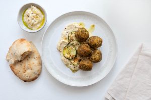 Rezeptidee MYCONFINO Mejadra-Bällchen mit Zucchini-Hummus-Creme