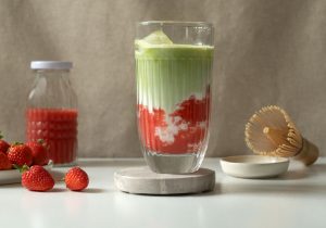 Rezeptidee Iced Strawberry-Matcha-Latte