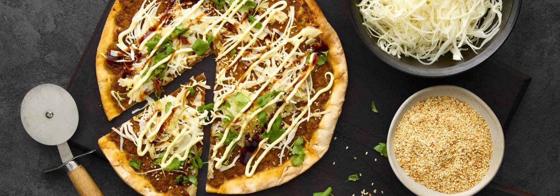 Mekkafood Lahmacun japanisch inspiriert und belegt mit Weißkohl, Koriander, eingelegtem Ingwer, Sesamsamen und japanischer Kewpie-Mayonnaise