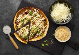 Mekkafood Lahmacun japanisch inspiriert und belegt mit Weißkohl, Koriander, eingelegtem Ingwer, Sesamsamen und japanischer Kewpie-Mayonnaise