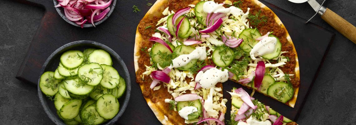 Mekkafood Lahmacun belegt mit Kohl, Gurken, Dill und Crème fraîche