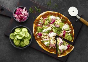 Mekkafood Lahmacun belegt mit Kohl, Gurken, Dill und Crème fraîche