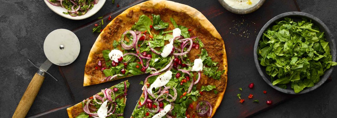 Rezeptidee Lahmacun orientalisch inspiriert Mekkafood Lahmacun orientalisch inspiriet und belegt mit Petersilie, Sumach Zwiebeln, Spinat, Minze und türkischem Joghurt
