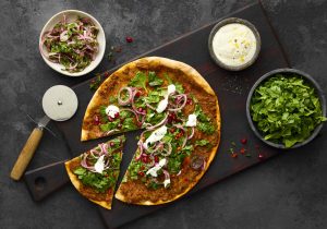 Mekkafood Lahmacun orientalisch inspiriet und belegt mit Petersilie, Sumach Zwiebeln, Spinat, Minze und türkischem Joghurt