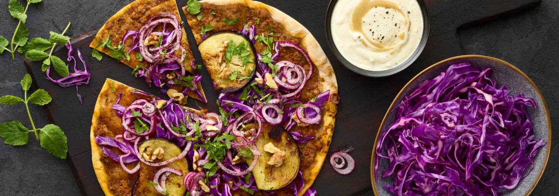 Mekkafood Lahmacun türkisch inspiriert und belegt mit Rotkohl, Zwiebeln, Auberginen, Petersilie, Minze und Tahini-Joghurt-Dressing