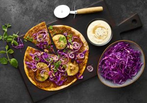 Mekkafood Lahmacun türkisch inspiriert und belegt mit Rotkohl, Zwiebeln, Auberginen, Petersilie, Minze und Tahini-Joghurt-Dressing