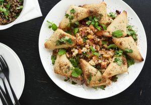 Rezept DALOON Samosas mit Bulgur-Salat