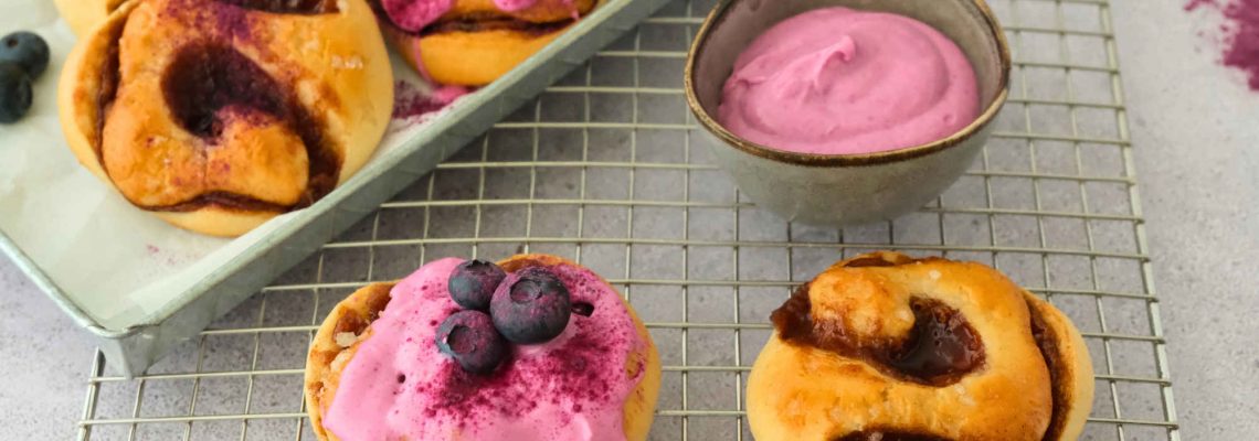 Rezeptidee Zimtschnecken mit Ube-Glasur MYCONFINO Zimtschnecken mit Ube-Glasur