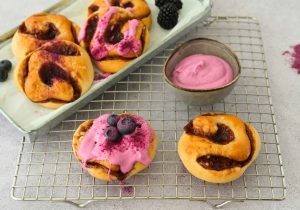 MYCONFINO Zimtschnecken mit Ube-Glasur